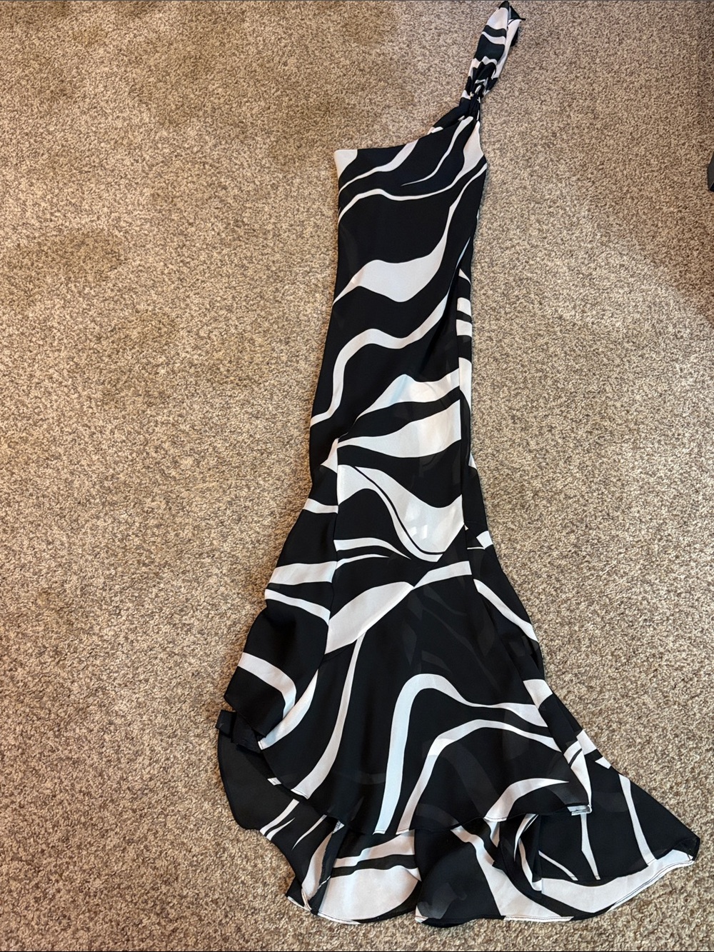 Asymmetric One-Shoulder Black & White Wave-Print Maxi Dress
